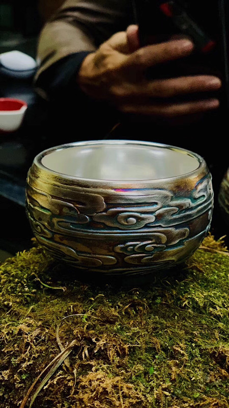 养出来七彩色的非物质文化遗产传承人黄丽君龙凤鎏银杯