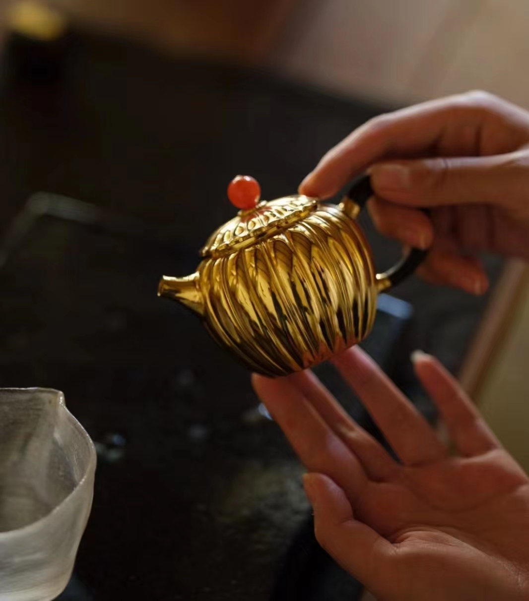 金壶:菊瓣纹光面纯金壶