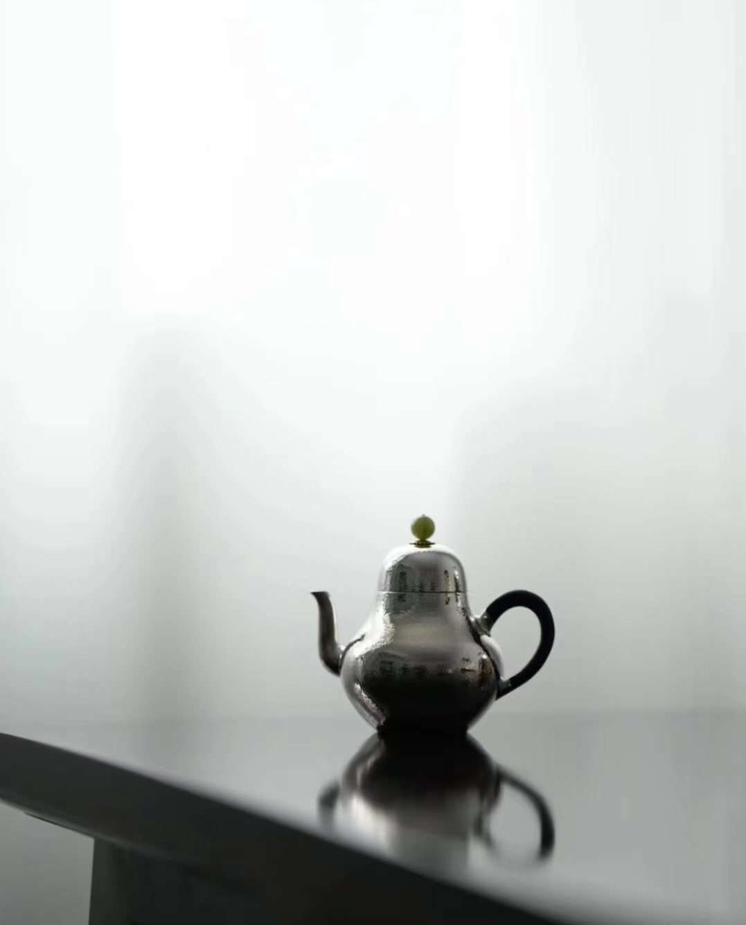 茶台上的“显眼包”梨式银壶，品茗如此惬意