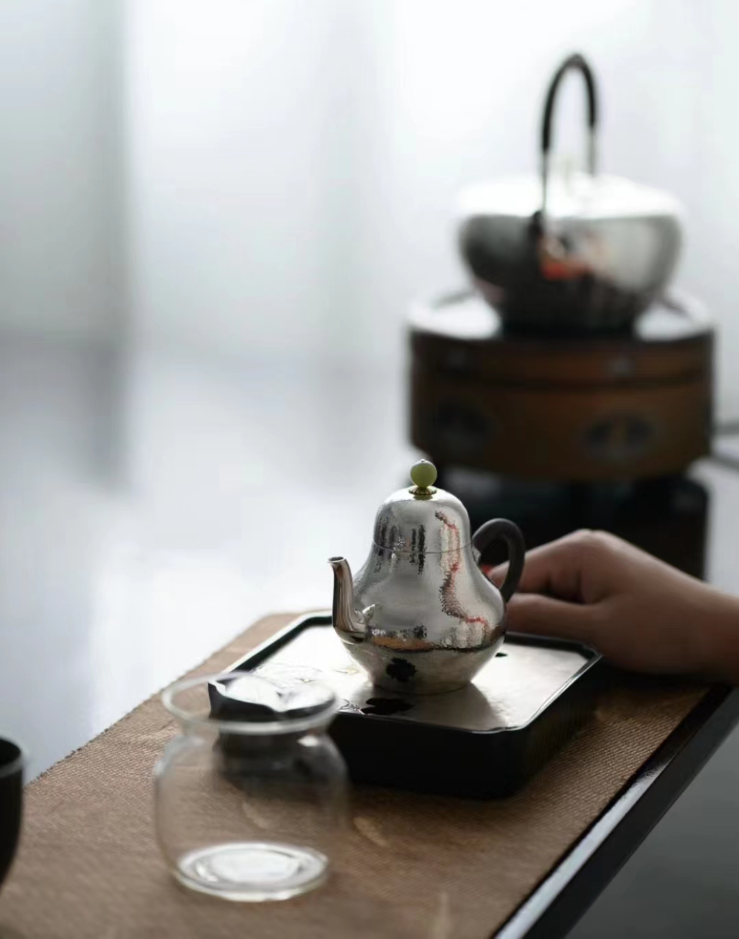 茶台上的“显眼包”梨式银壶，品茗如此惬意